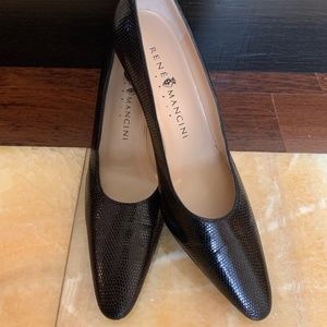 Rene’ Mancini Textured Black Pumps